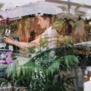 Ambiente de la tienda visto entre plantas